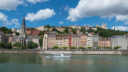 Fototapeta premium bateau sur la Saône au pied de la colline de Fourvière à Lyon