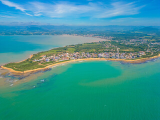 Imagem aérea da praia de Castelhanos em um dia ensolarado. Areias brancas, mar calmo e piscinas naturais.