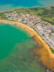 Imagem aérea da praia de Castelhanos em um dia ensolarado. Areias brancas, mar calmo e piscinas naturais.