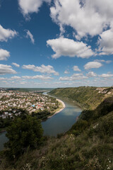 Obraz premium Serene View of a Meandering River and Lush Greenery Under a Cloudy Sky