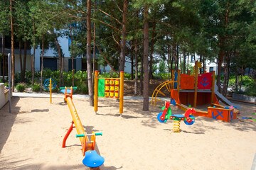 Plac zabaw dla dzieci, na osiedlu, między drzewami, Children's playground.  © 123108 Aneta
