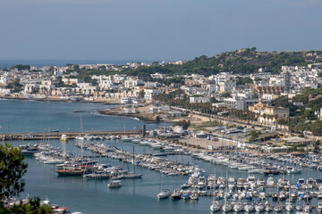 Blick auf Santa Maria di Leuca mit Hafen, Apulien