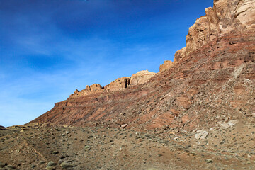 Fototapeta premium Striking Sedimentary Rock Formation in Utah Canyon Under Blue Sky