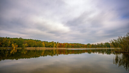 Herbstlandschaft die sich in einem See spiegelt