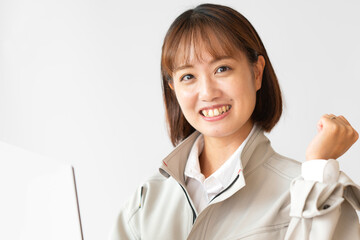 PCと応援する作業服女性