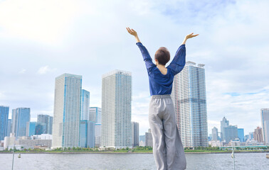 外で深呼吸する女性　後ろ姿