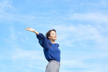 外で深呼吸する女性