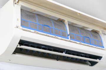 エアコンフィルターの汚れ　dirty air conditioner filter