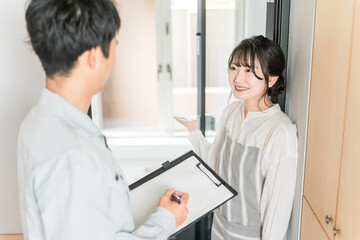 バスルーム・お風呂・浴槽・浴室の点検をお願いする主婦の女性
