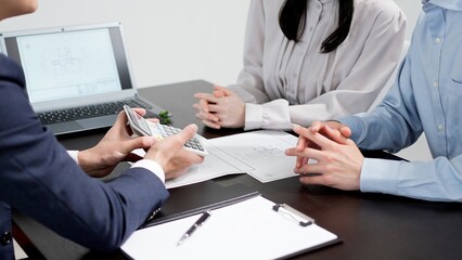 不動産の見積もりを計算するビジネスマン