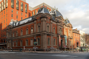 Obraz premium Renwick Gallery in Washington, D.C., with Snow-Covered Roof and Historic Architecture on a Winter Day
