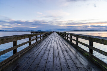 Obraz premium Scenic Sunrise View from the Pier in Sidney, Vancouver Island