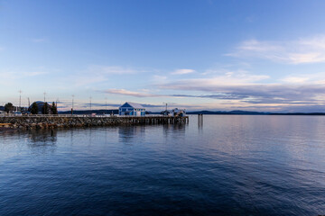 Obraz premium Serene Sunrise Over Downtown Sidney Waterfront on Vancouver Island