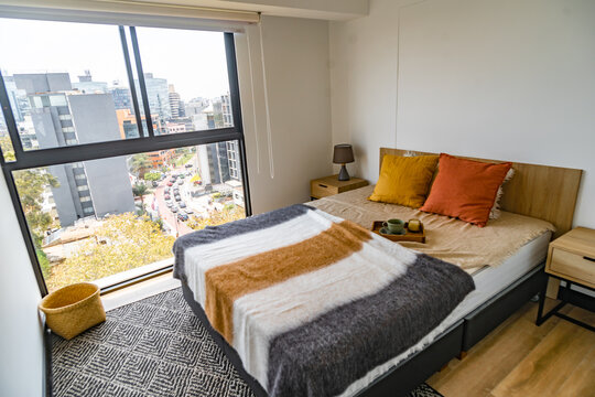 amplia habitacion amoblada con veladores y accesorios , acabados modernos e iluminado