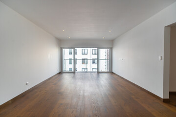 sala de departamento con vista a jardin