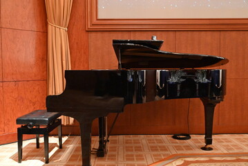 結婚式場の漆黒のグランドピアノ