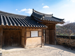 Obraz premium Wooden gate of an old tile-roofed house(Hanok) in Yangdong Village, Korea