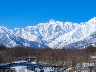 Fototapeta premium 冬の北アルプス 青空と山並み 長野県白馬村