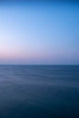 Obraz premium 夜明け前のシンプルな海と空の風景