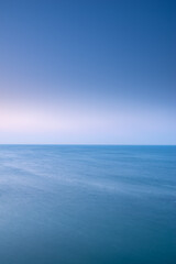 Obraz premium 夜明け前のシンプルな海と空の風景