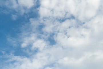 見上げると綺麗な空