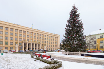 uzhhorod, ukraine - 05 jan, 2016: christmas tree on the narodna square. cold moody weather....