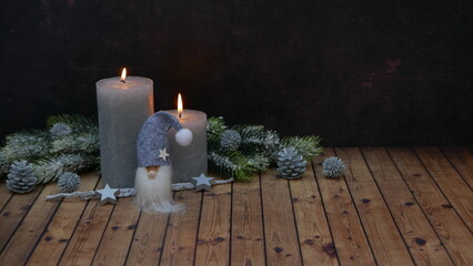 Romantische Advent und Weihnachtsdekoration: Brennende Kerzen mit Weihnachtskugeln und einem...