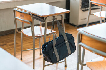 黒板のある教室・校舎のイメージ（スクールバッグ）
