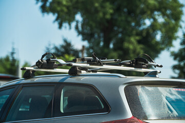Obraz premium Car roof bike rack ready for a new adventure
