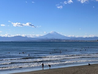 Views of Mount Fuji with Enoshima Island Some view points are not on the island, which allows us to admire Enoshima together with Mount Fuji, like Hokusai’s painting.