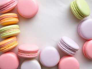 Obraz premium A vibrant assortment of colorful macarons elegantly displayed on a table, showcasing a variety of flavors and hues.