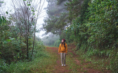 Obraz premium Portrait image of a woman walking in the forest