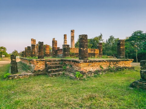 Ruins of Yah Kron Wat temple, Sukhothai, Thailand