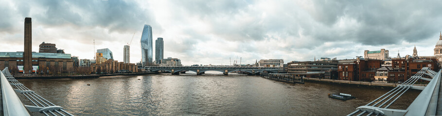Obraz premium Panoramic view of london featuring the millennium bridge, tate modern and st paul's cathedral