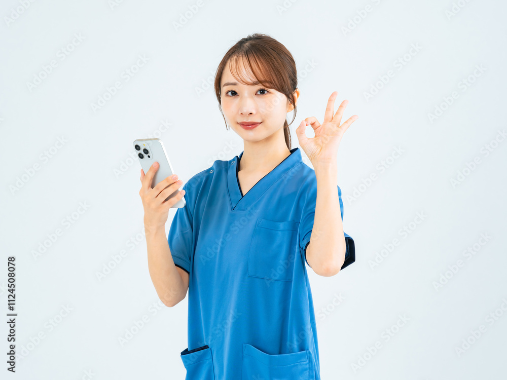 Aufkleber スマホ、OK、オーケー、いいね、了解、合格、アプリ、看護師、介護士、転職、女性、日本人、若い、スクラブ、看護、介護、資格、学生、笑顔、マッチング、DX、SNS、スマートフォン、医療、病院、通知、大丈夫、簡単、ポジティブ、確認、了承、許可、バッチリ、正解、パーフェクト、完璧、丸、簡単、信頼、ヘルスケア、お得、ポイント、セール、キャンペーン、クーポン、チャンス、教育、白バック、切り抜き、人物
