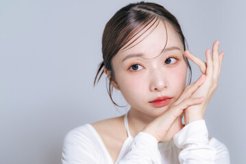 コスメ、化粧品、女性、マスカラ、アイシャドウ、アイメイク、カチモリ、ヘアアレンジ、美白、ホワイトニング、韓国、オルチャンメイク、メイク、まゆ、ファンデーション、チーク、若い、20代、コピースペース、白バック、広告、エステ、サロン、脱毛、シースルーバング、チャンモリ、前髪、トレンド、バングデザイン、美容院、ヘアメイク、パーフェクション、UVケア、日焼け止め、小顔、丸顔、透明感、ナチュラル、可愛い、ク