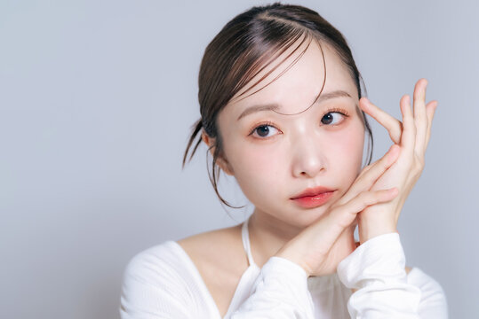 コスメ、化粧品、女性、マスカラ、アイシャドウ、アイメイク、カチモリ、ヘアアレンジ、美白、ホワイトニング、韓国、オルチャンメイク、メイク、まゆ、ファンデーション、チーク、若い、20代、コピースペース、白バック、広告、エステ、サロン、脱毛、シースルーバング、チャンモリ、前髪、トレンド、バングデザイン、美容院、ヘアメイク、パーフェクション、UVケア、日焼け止め、小顔、丸顔、透明感、ナチュラル、可愛い、ク