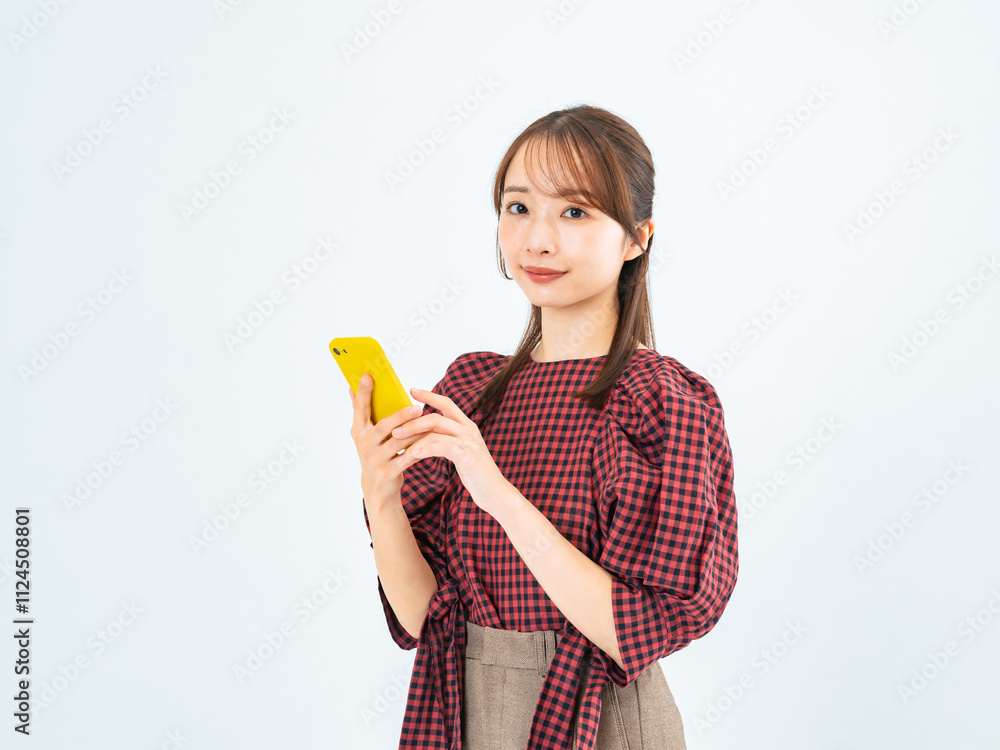 Aufkleber スマホ、アプリ、女性、SNS、メール、カジュアル、スマートフォン、日本人、通販、DX、インターネット、検索、オンライン、web、予約、ポイント、キャンペーン、クーポン、美容、笑顔、かわいい、美人、カメラ目線、若い、20代、モバイル、IoT、IT、カラフル、おしゃれ、ファッション、操作、タッチ、デジタル、データ、通信、ビジネス、キャリア、情報、ニュース、マッチング、動画、ポジティブ、上半身、携帯電話