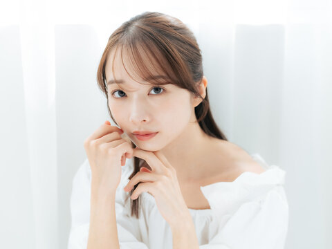 女性、美容、スキンケア、脱毛、コスメ、ナチュラル、透明感、日本人、ポートレート、ビューティー、ファッション、ホワイト、おしゃれ、カジュアル、明るい、爽やか、エステ、サロン、きれいめ、キレイめ、シンプル、清潔感、上品、清楚、美肌、美白、美顔、アンチエイジング、セルフケア、ニキビケア、UVケア、化粧品、メイク、ライフスタイル、オフショルダー、カメラ目線、若い、20代、素肌、コピースペース、カーテン、美