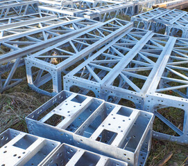 Bauteile für Hochspannungsmasten