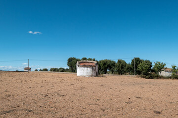 Alguns pombais num campo &aacute;rido. Um refugio para as pombas em meio a uma fazenda rural num dia quente de ver&atilde;o