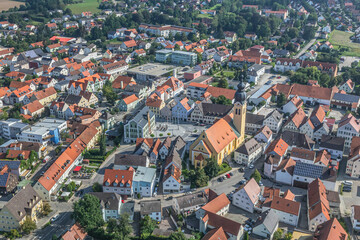 Fototapeta premium Die Marktgemeinde Wolnzach in Oberbayern im Luftbild