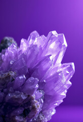 Naklejka premium A close-up view of a purple crystal or gemstone formation against a vibrant purple background
