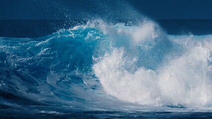 Obraz premium Ocean wave breaks in the Maldives