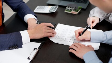 不動産の契約書にサインをする男性