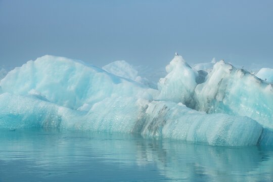 Icebergs in J�kuls�rl�n glacier lagoon, Vatnaj�kull National Park, Iceland.