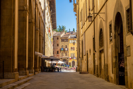 Fototapeta Street of Piazza Grande on sunny day in Arezzo, Tuscany, Italy