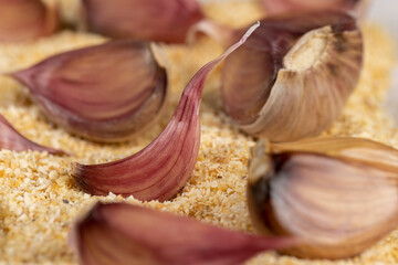 dried crushed garlic fruits for cooking