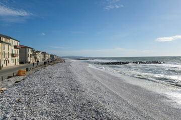 Pisa, Strand, weisse Steine, 2023