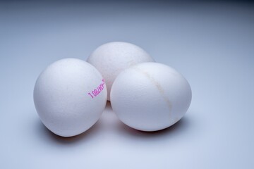 , Deutschland, 09.12.2024,  Drei weiße Hühnereier auf einer glatten, hellen Oberfläche. Ideal für Themen rund um Lebensmittel, Gesundheit und Nachhaltigkeit.